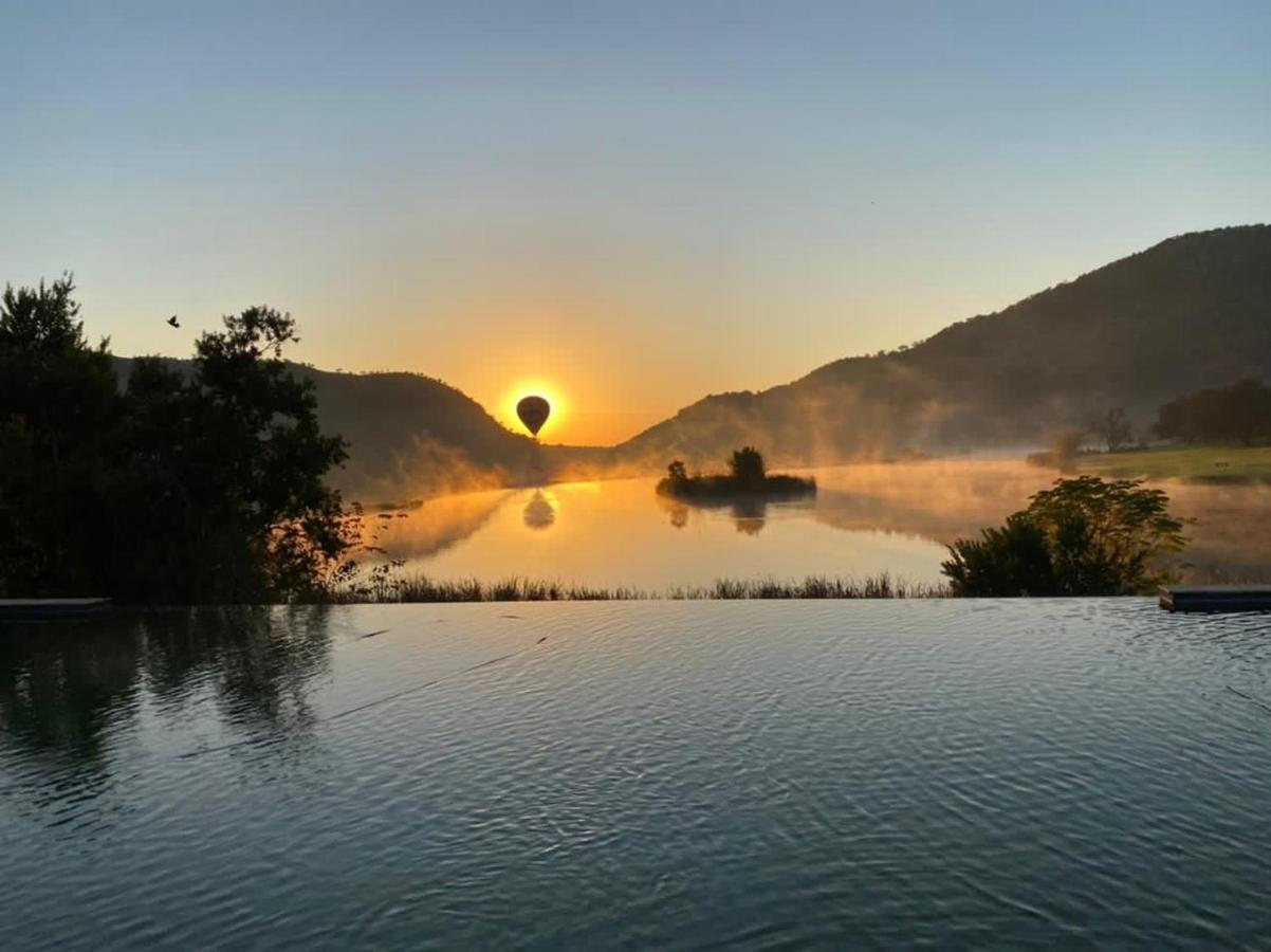 Kloofzicht Lodge & Spa クルーガーズドープ エクステリア 写真 Sunrise over the lake