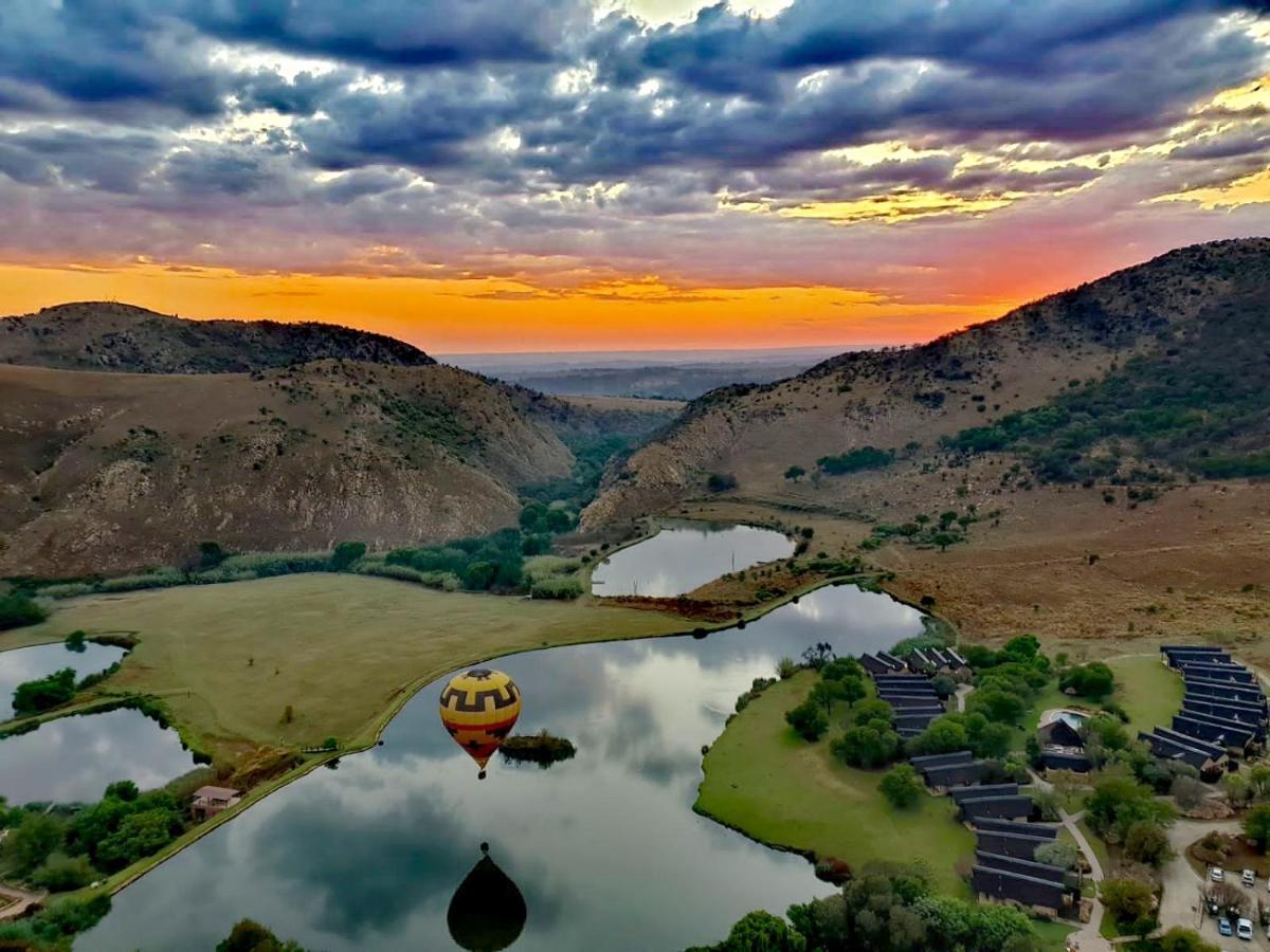 Kloofzicht Lodge & Spa クルーガーズドープ エクステリア 写真 Hot air balloon over the San Luis Reservoir