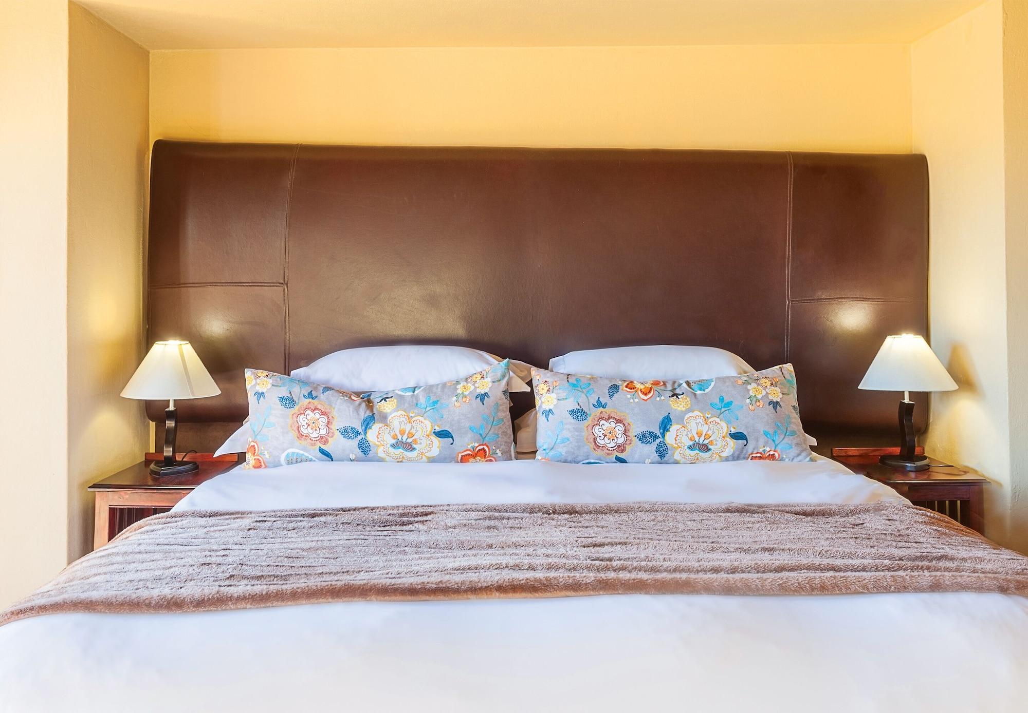 Kloofzicht Lodge & Spa クルーガーズドープ エクステリア 写真 A bed with a headboard