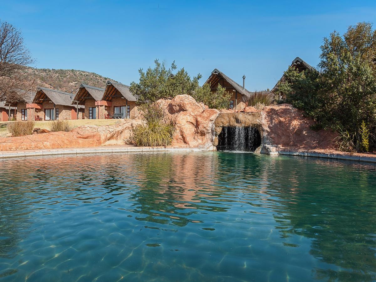 Kloofzicht Lodge & Spa クルーガーズドープ エクステリア 写真 The swimming pool at the resort