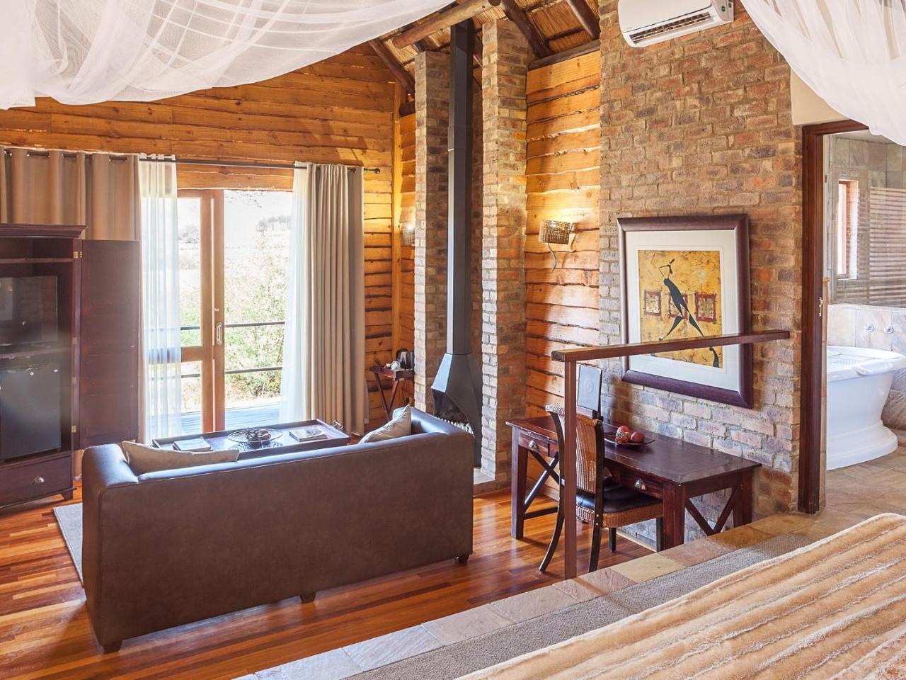 Kloofzicht Lodge & Spa クルーガーズドープ エクステリア 写真 Interior of a suite at the lodge