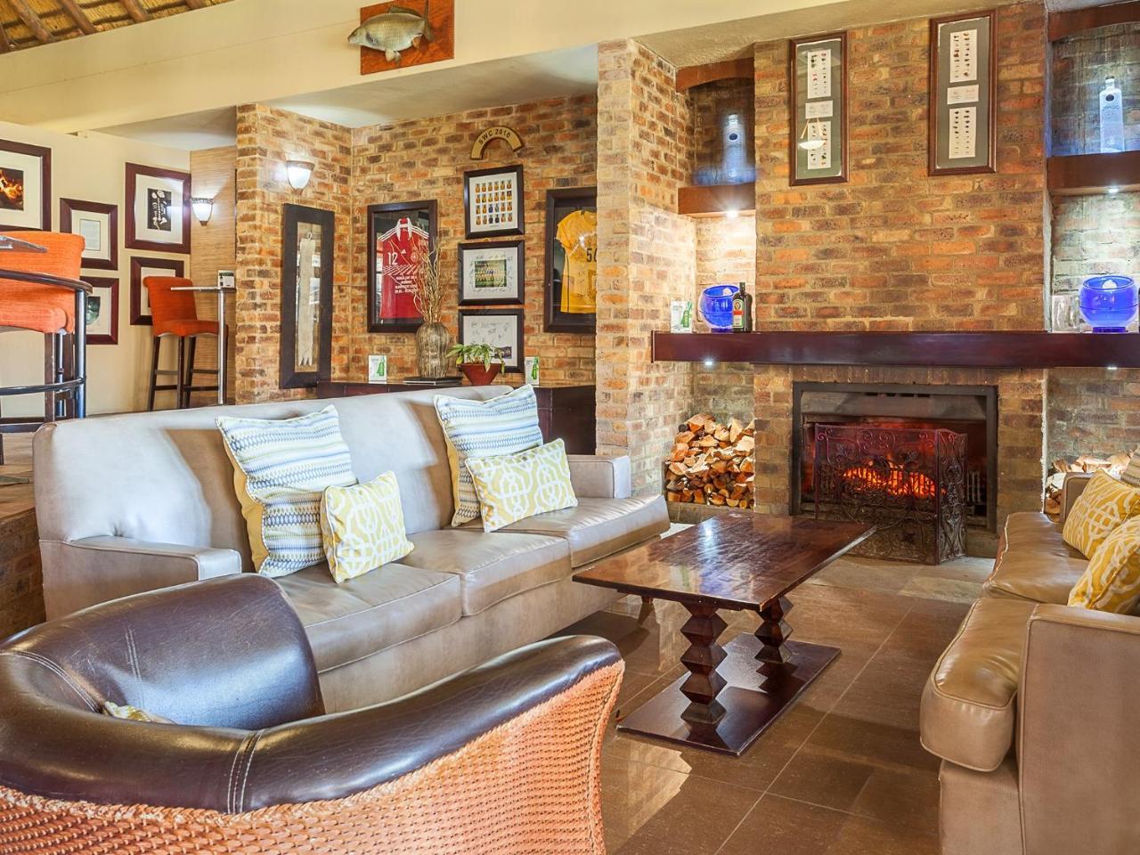 Kloofzicht Lodge & Spa クルーガーズドープ エクステリア 写真 The interior of the clubhouse at the Royal Natal National Park Golf Course