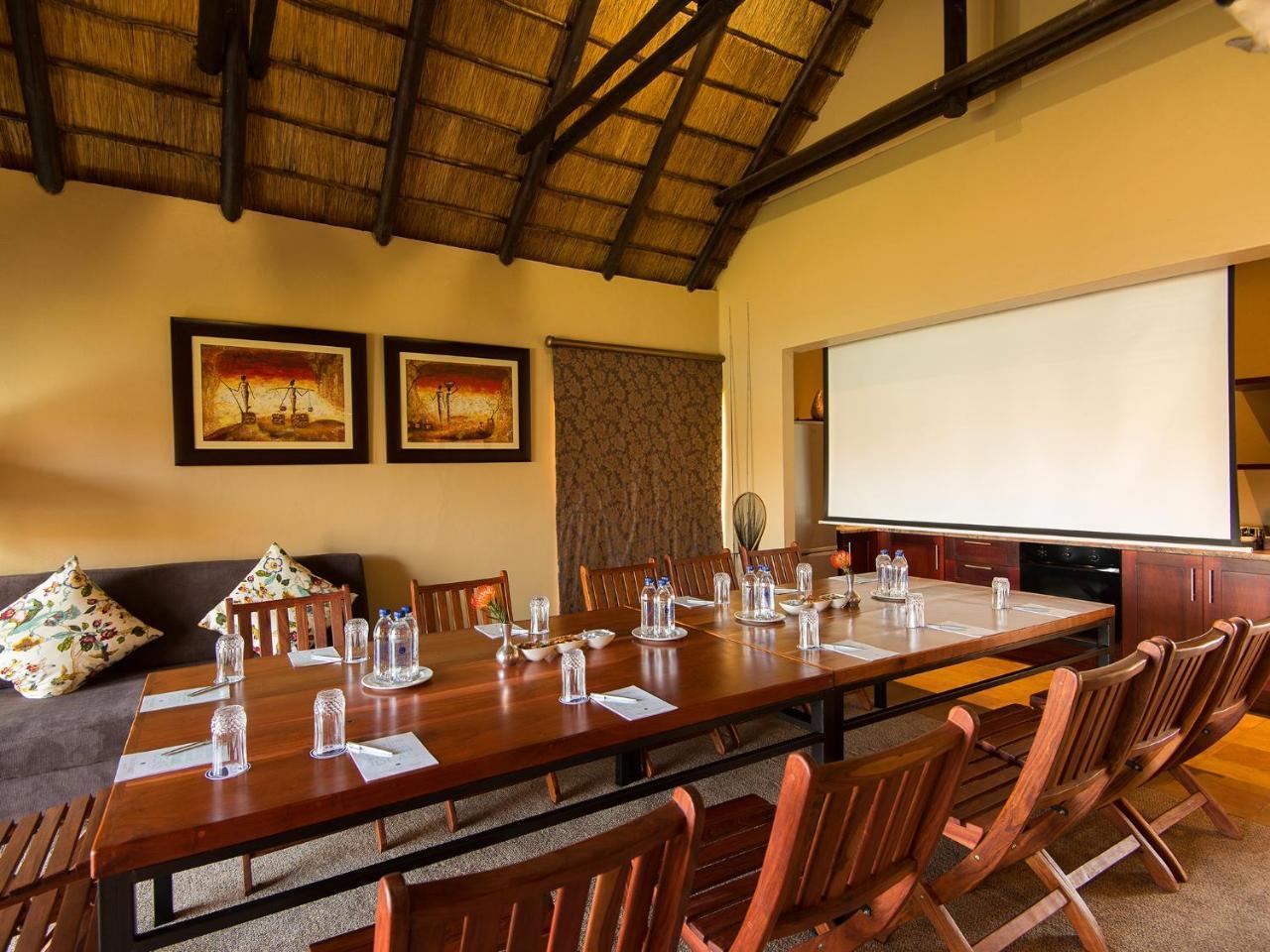 Kloofzicht Lodge & Spa クルーガーズドープ エクステリア 写真 Conference room at the Victoria Falls Hotel