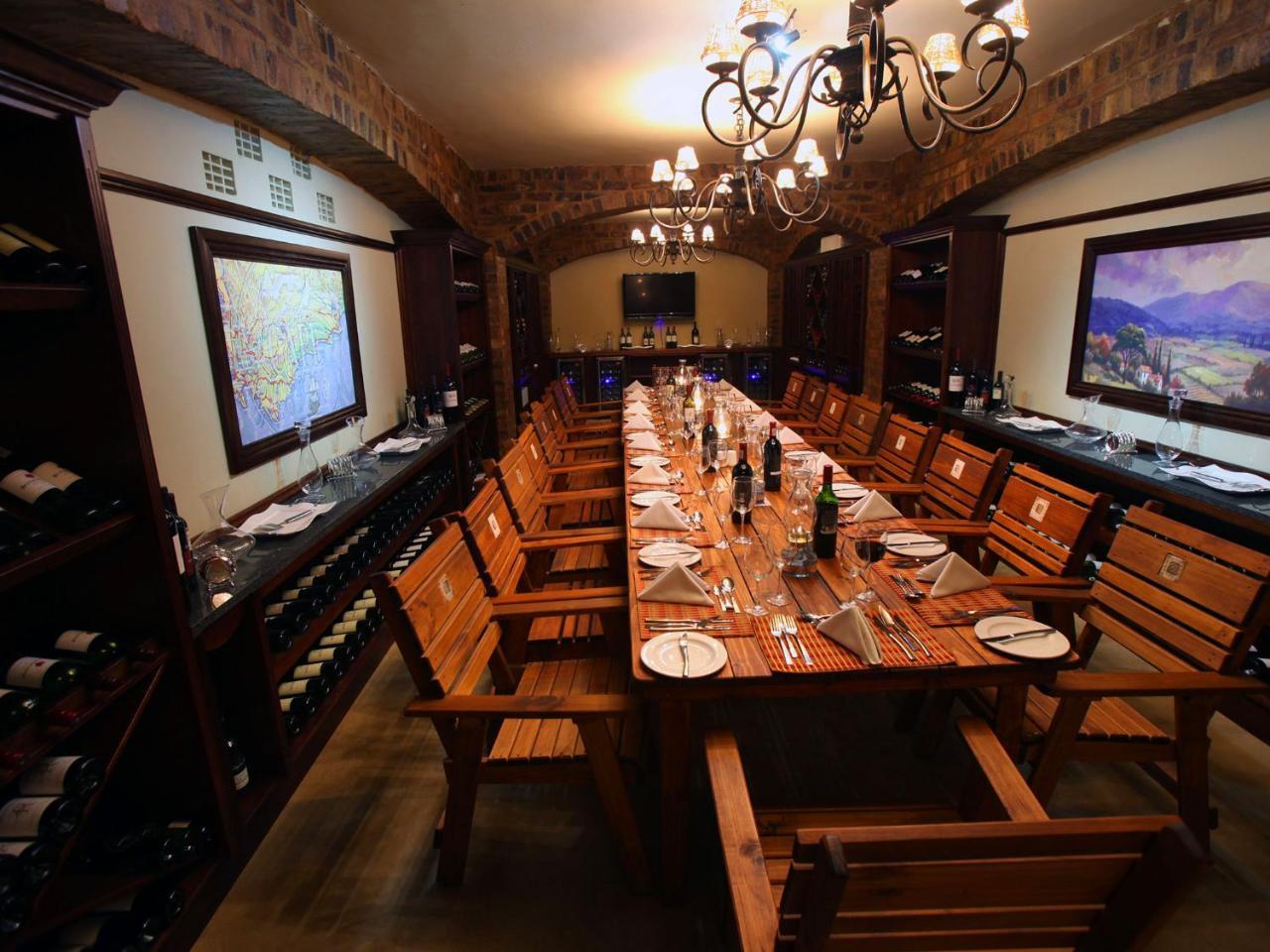 Kloofzicht Lodge & Spa クルーガーズドープ エクステリア 写真 Wine tasting room at the winery