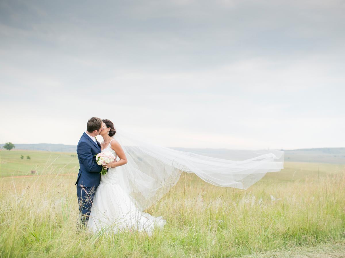 Kloofzicht Lodge & Spa クルーガーズドープ エクステリア 写真 Wedding couple