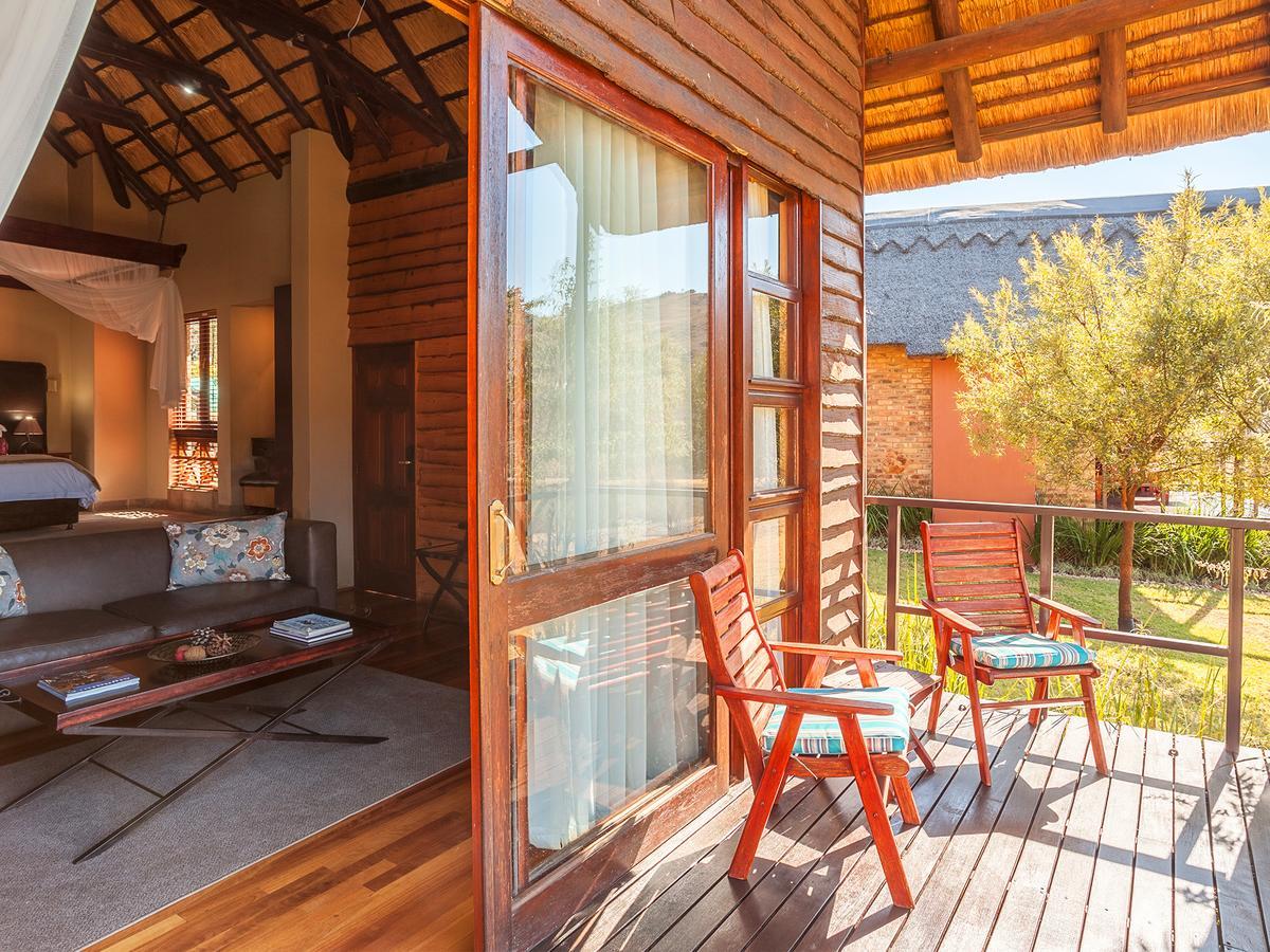 Kloofzicht Lodge & Spa クルーガーズドープ エクステリア 写真 A view of the interior of a suite at the resort