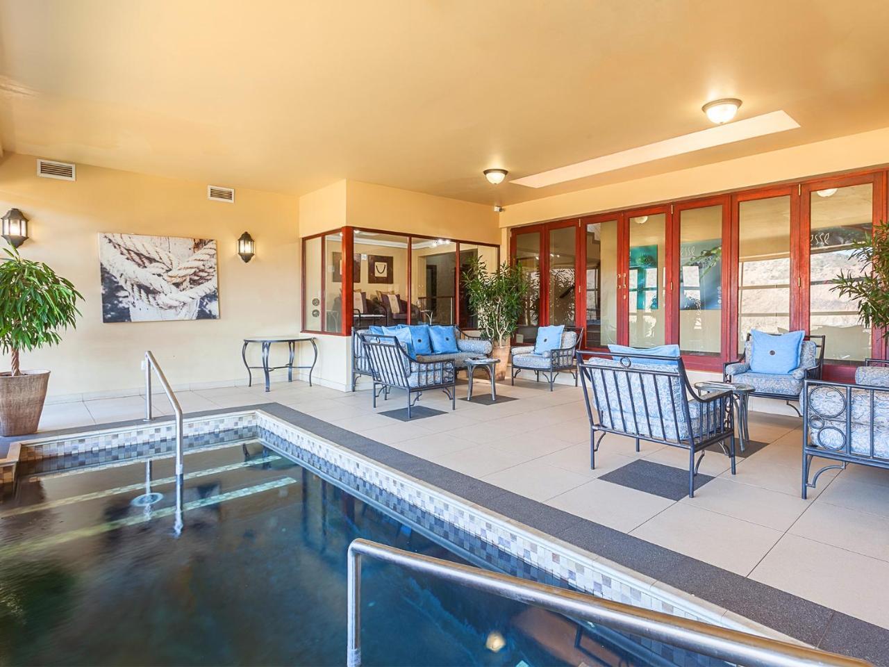 Kloofzicht Lodge & Spa クルーガーズドープ エクステリア 写真 The pool at the 1010 Chestnut Street clubhouse